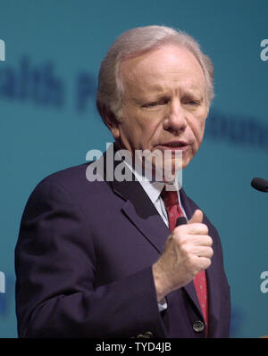 Präsidentschaftskandidaten Senator Joe Lieberman bespricht seine Pläne für America's Health Care System bei einer Veranstaltung gefördert durch die Nhpc, am 23. Januar 2004 in Manchester, New Hampshire. Es ist weniger als eine Woche, bis die New Hampshire primaries Links. (UPI Foto/Michael Kleinfeld) Stockfoto