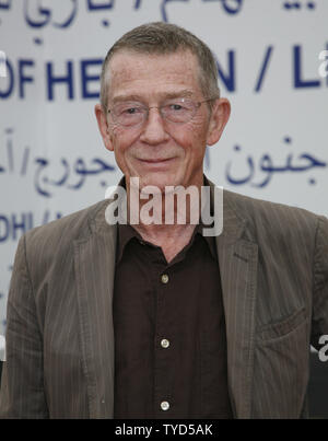Schauspieler John Hurt kommt auf dem roten Teppich während der Marrakech International Film Festival in Marrakesch am 19. November 2008. Verletzt ist Teil der britischen Delegation, die auf dem Festival feiert 40 Jahre des britischen Kinos. (UPI Foto/David Silpa) Stockfoto