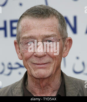 Schauspieler John Hurt kommt auf dem roten Teppich während der Marrakech International Film Festival in Marrakesch am 19. November 2008. Verletzt ist Teil der britischen Delegation, die auf dem Festival feiert 40 Jahre des britischen Kinos. (UPI Foto/David Silpa) Stockfoto