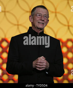 Schauspieler John Hurt kommt auf der Bühne während einer Zeremonie zu Ehren der britischen Kino an der Marrakech International Film Festival in Marrakesch am 19. November 2008. (UPI Foto/David Silpa) Stockfoto