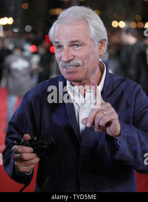 Fotograf Yann Arthus-Bertrand kommt auf dem roten Teppich bei der Eröffnung des Marrakech International Film Festival in Marrakesch am 4. Dezember 2009. UPI/David Silpa Stockfoto