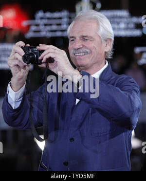 Fotograf Yann Arthus-Bertrand kommt auf dem roten Teppich bei der Eröffnung des Marrakech International Film Festival in Marrakesch am 4. Dezember 2009. UPI/David Silpa Stockfoto