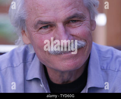 Fotograf und Filmemacher Yann Arthus-Bertrand kommt für einen Fotoauftrag während der Marrakech International Film Festival in Marrakesch am 6. Dezember 2009. UPI/David Silpa Stockfoto