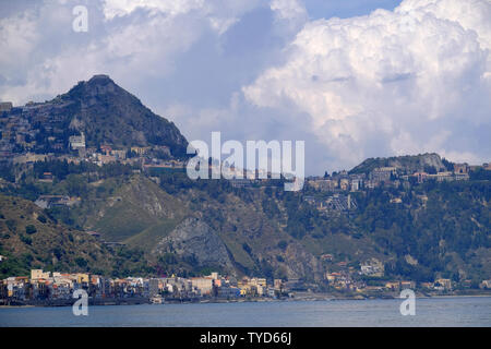 Natürliche Landschaft mit Bergen und die Bucht von Giardini Naxos, in der Nähe von Taormina, Sizilien, Italien Stockfoto