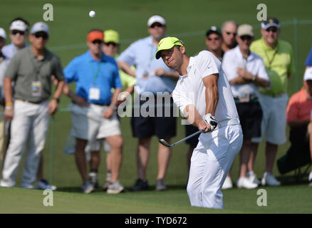 Paul Casey aus England schlägt einen Pitch Shot in die zweite Grüne in der ersten Runde der 2015 Masters Tournament im Augusta National Golf Club in Augusta, Georgia am 9. April 2015. Foto von Kevin Dietsch/UPI Stockfoto
