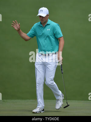 Jordanien Spieth reagiert, nachdem er einen Schlag für Birdie auf der 10 Loch in der ersten Runde der Masters 2016 in Augusta National in Augusta, Georgia am 7. April 2016. Foto von Kevin Dietsch/UPI Stockfoto