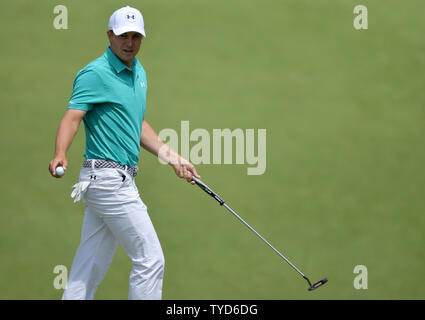 Jordanien Spieth reagiert, nachdem er einen Schlag für Birdie auf der 10 Loch in der ersten Runde der Masters 2016 in Augusta National in Augusta, Georgia am 7. April 2016. Foto von Kevin Dietsch/UPI Stockfoto