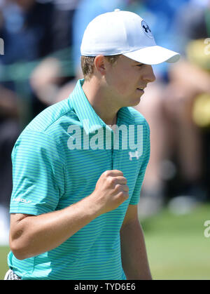 Jordanien Spieth reagiert, nachdem er einen Schlag für Birdie auf Loch 18 in der ersten Runde der Masters 2016 in Augusta National in Augusta, Georgia am 7. April 2016. Foto von Kevin Dietsch/UPI Stockfoto