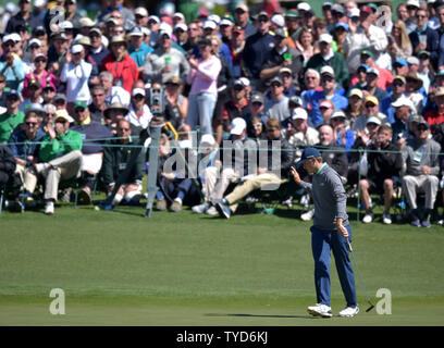 Ventilatoren passen Jordanien Spieth reagieren, nachdem er einen Schlag für Birdie auf der 2. Bohrung in der dritten Runde der Masters 2016 in Augusta National in Augusta, Georgia am 9. April 2016. Foto von Kevin Dietsch/UPI Stockfoto