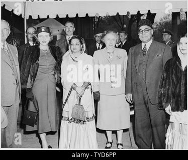 Foto von Präsident Truman und Pakistanische Ministerpräsident Liaquat Ali Khan in Washington während des Ministerpräsidenten Besuch in den Vereinigten Staaten, mit Frau Truman, Margaret Truman, der Frau des Ministerpräsidenten, die Begum Sahiba; Außenminister Dean Acheson; und andere. Stockfoto