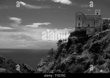 Die mittelalterliche Burg auf dem Gipfel des Monte Tauro, Taormina, Sizilien, Italien Stockfoto