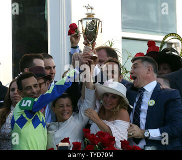 Jockey John velasquez Gewinner des Kentucky Derby, hält die Trophäe aloft mit Familienmitgliedern des Eigentümers. Churchill Downs, Louisville, Kentucky. Foto von Mark Abraham/UPI Stockfoto