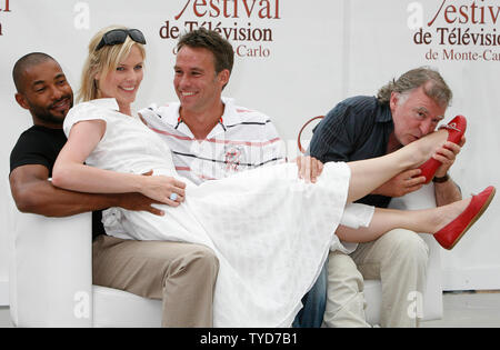 Akteure (von L nach R) Tyron Ricketts, Melanie Marschke, Andreas Schmidt-Schaller Marco Girnth und des deutschen Fernsehen zeigen OKO Leipzig' kommen an einem Foto Anruf während der 47 Monte Carlo Television Festival in Monte Carlo, Monaco am 13. Juni 2007. (UPI Foto/David Silpa) Stockfoto