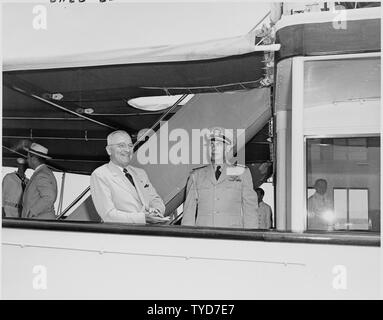 Foto von Präsident Truman und ein Marineoffizier, anscheinend an Bord der Presidential Yacht, die U.S.S. WILLIAMSBURG, während der Präsident Besuch der US-Marine Base in Quantico, Virginia. Stockfoto