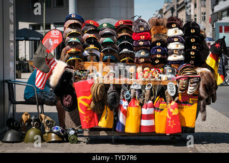 Berlin, Deutschland - Juni, 2019: Souvenir Anbieter Verkauf von Kalten Krieges Objekte aus Ostdeutschland (DDR) auf der Straße in Berlin. Stockfoto