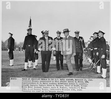 Foto von Präsident Truman und seine Partei die Linie bei der Feuerwehr, bei seinem Besuch in der U.S. Naval Academy: (vordere Reihe, von links nach rechts) Judson D. Langston, Brigade Kapitän; Vice Admiral Aubrey Fitch, Betriebsleiter der Akademie; und der Präsident. Stockfoto