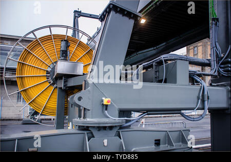 Kabeltrommel mit gelben Kabel. Mobile Gangway für Kreuzfahrtschiffe im Hafen. Stockfoto