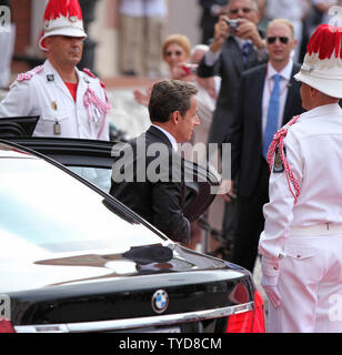 Der französische Präsident Nicolas Sarkozy kommt an der Prince Palace für die religiöse Trauung von Prinz Albert II. und Prinzessin Charlene in Monte Carlo, Monaco am 2. Juli 2011. Der Prinz und die Prinzessin nahm an eine standesamtliche Trauung gestern. UPI/David Silpa Stockfoto