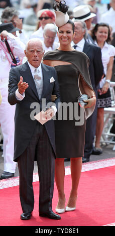 Giorgio Armani und seine Nichte Roberta Armani kommen an der Prince Palace für die religiöse Trauung von Prinz Albert II. und Prinzessin Charlene in Monte Carlo, Monaco am 2. Juli 2011. Der Prinz und die Prinzessin nahm an eine standesamtliche Trauung gestern. UPI/David Silpa Stockfoto