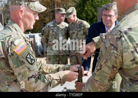 Verteidigungsminister Ash erhält Anweisung zur Montage Gebühren für einen Abriss Übung auf Ft. Lenard Holz, Calif., Nov. 2, 2016. Stockfoto