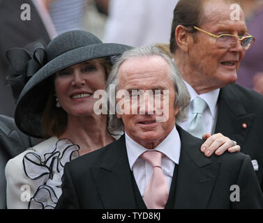 Sir Jackie Stewart (C), seine Frau Helen (L) und Sir Roger Moore aus dem Prince Palace fahren nach der religiösen Trauung von Prinz Albert II. und Prinzessin Charlene in Monte Carlo, Monaco am 2. Juli 2011. Der Prinz und die Prinzessin nahm an eine standesamtliche Trauung gestern. UPI/David Silpa Stockfoto