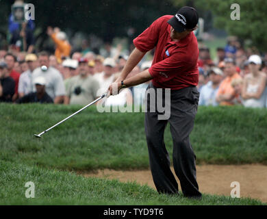 Phil Mickelson Späne aus einem Bunker auf dem 8. grün während der zweiten Runde der PGA Championship am Medinah Country Club in Medinah, Il 18. August 2006. (UPI Foto/Markierung Cowan) Stockfoto