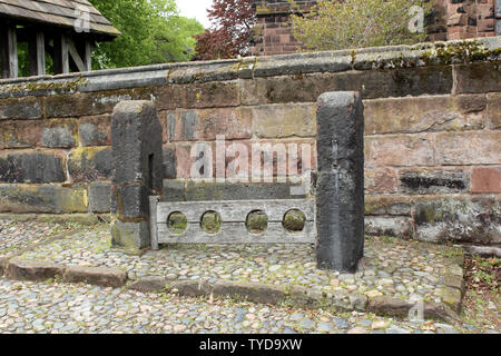 Bestände, die sich außerhalb der St Mary & Allerheiligen Kirche Great Budworth Stockfoto