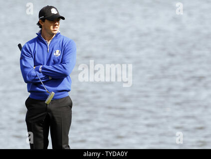 Europäische Team Mitglied Rory McIlroy watchs die Aktion beim Warten auf die zweite Grüne während des zweiten Tages der Praxisumläufe bei Medinah Country Club, Aufstellungsort der 39th Ryder Schale zu putten, entspricht 26. September in Medinah, Illinois 2012. UPI/Frank Polich Stockfoto