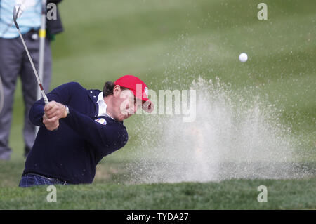 Das Team USA Phil Mickelson Späne aus einem Bunker auf dem 14 Grün an der 39th Ryder Schale bei Medinah Country Club am 28. September 2012 in Medinah, Illinois. UPI/Mark Cowan Stockfoto