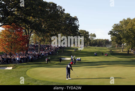 Das Team USA Tiger Woods 14 Schläge auf dem Grün an der 39th Ryder Schale bei Medinah Country Club am 28. September 2012 in Medinah, Illinois. UPI/Mark Cowan Stockfoto