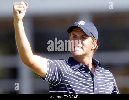 Das Team USA Dustin Johnson feiert sein Birdieschlag auf der 5 Grün an der 39th Ryder Schale bei Medinah Country Club am 29. September 2012 in Medinah, Illinois. Nach zwei Tagen in den Vereinigten Staaten führt das Team Europa 10-6. UPI/Mark Cowan Stockfoto