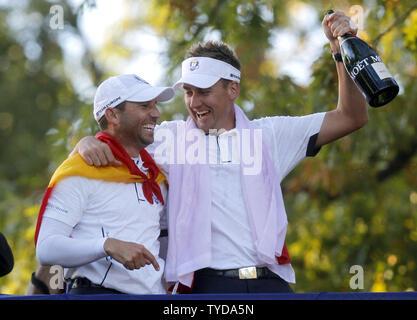 Das Team Europa" Sergio Garcia, Spanien, Links, und Ian Poulter, aus England, Feiern, nachdem Europas 14 1/2 bis 13 1/2 In den USA die 39th Ryder Schale bei Medinah Country Club zu gewinnen, am 30. September 2012 in Medinah, Illinois. UPI/Mark Cowan Stockfoto