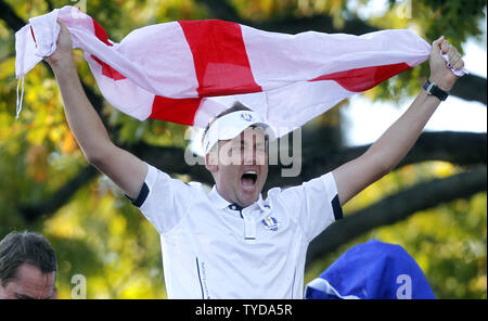 Das Team Europa" Ian Poulter, aus England, feiert nach Europa's 14 1/2 bis 13 1/2 In den USA die 39th Ryder Schale bei Medinah Country Club zu gewinnen, am 30. September 2012 in Medinah, Illinois. UPI/Mark Cowan Stockfoto