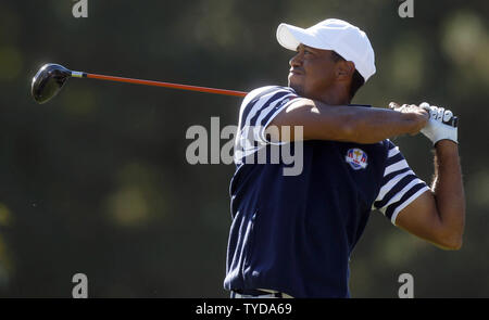 Das Team USA Tiger Woods zweigt weg auf der neunten Loch am 39th Ryder Schale bei Medinah Country Club am 29. September 2012 in Medinah, Illinois. Europa von hinten kam, den Cup 14 1/2 bis 13 1/2 zu gewinnen. UPI/Mark Cowan Stockfoto