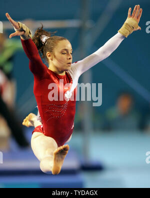 Kanadische gymnast Elyse Hopfner-Hibbs Sprünge ein Top 3 Ergebnis der Frauen Team Finale und Qualifikation im XVIII Commonwealth Games in Melbourne am 17. März 2006. Hopfner-Hibbs, 16, von Toronto, qualifiziert für die einzelnen rund um Finale den dritten Platz. Das Team aus Kanada-Bronze mit insgesamt 162.550 Punkte hinter Australien und England. Die künstlerische Turnerinnen sind zum ersten Mal mit der neuen internationalen Punktesystem bewertet. (UPI Foto/Gnade Chiu). Stockfoto