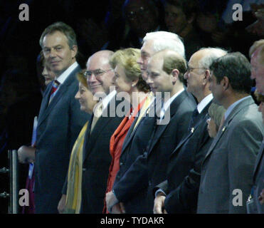 Der britische Premierminister Tony Blair (links) und Prinz Edward teilnehmen als Würdenträger im Melbourne Cricket Gründe für die Abschlussfeier der XVIII Commonwealth Games am 26. März 2006. (UPI Foto/Gnade Chiu) Stockfoto