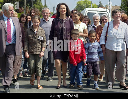 Unterstützer die sozialistische Kandidatin Ségolène Royal in Ihr Wahllokal in Melle begleiten, südwestlichen Frankreich, am Tag der Wahl 5. Mai 2007. Die französischen Bürger stimmen für Ihre nächste Präsident heute mit geltenden - Partei nominierte Nicolas Sarkozy führt in den Umfragen und Royal Warnung von 'Gewalt'', wenn Sie verliert. (UPI Foto/Khanh Renaud) Stockfoto