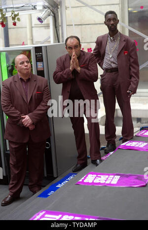 Anhänger der sozialistischen Kandidatin Ségolène Royal, die französischen Präsidentschaftswahlen, reagieren nach der Bekanntgabe der Wahlergebnisse an Ihrer Kampagne Hauptquartier in Paris, 6. Mai 2007. Royal verloren zu den Konservativen Nicolas Sarkozy. (UPI Foto/Khanh Renaud) Stockfoto