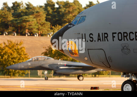 US Air Force F-15E Strike Eagle und KC-135 Tanker Luft zum Luftbetanken von Flugzeugen Stockfoto