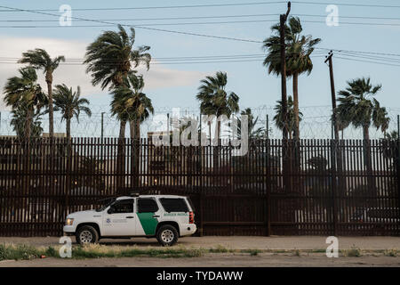 Ein Border Patrol Fahrzeug sitzt vor dem Grenzzaun in Calexico, Kalifornien am 4. April 2019. Präsident Trump ist geplant, eine Reise zu Calexico am Freitag, wo er Pläne für eine Tour durch die kürzlich installierte Abschnitt der Grenzzaun in die Hand zu nehmen. Foto von Ariana Drehsler/UPI Stockfoto