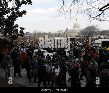 Eine große Volksmenge macht seinen Weg zur Metro Station zur Vereidigung von Barack Obama als 44. Präsident der Vereinigten Staaten von Amerika während seiner Einweihung auf dem Capitol Hill in Washington am 20. Januar 2009. (UPI Foto/Mark Goldman) Stockfoto
