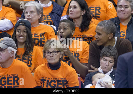 US-Präsident Barack Obama (R) sitzt mit seinem Neffen Avery Robinson (C) und Tochter Malia (L) während der Teilnahme an der Green Bay versus Princeton womenÕs College Basketball Spiel in der ersten Runde des NCAA-Turnier, in College Park, Maryland, USA, 21. März 2015. US-Präsident Barack ObamaÕs nichte Leslie Robinson spielt für Princeton. Stockfoto