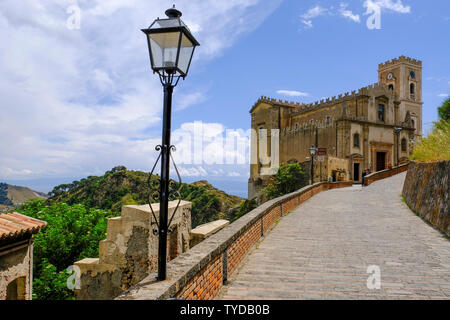 Die mittelalterliche Burg auf dem Gipfel des Monte Tauro, Taormina, Sizilien, Italien Stockfoto