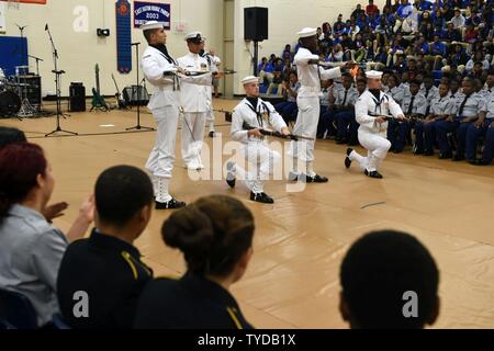 BATON ROUGE, La (Nov. 2, 2016) Die US-Marine zeremoniellen Color Guard führt bei Belair High School während Baton Rouge Marine Woche. Baton Rouge ist eine der wählen Sie Städte, die 2016 Marine Woche, eine Woche für die U.S. Navy Bewusstsein durch lokale Öffentlichkeitsarbeit gewidmet, Dienst an der Gemeinschaft und Ausstellungen zu veranstalten. Stockfoto