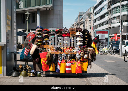 Berlin, Deutschland - Juni, 2019: Souvenir Anbieter verkaufen Objekte im Kalten Krieg auf der Straße im Landmark Checkpoint Charlie in Berlin, Deutschland Stockfoto