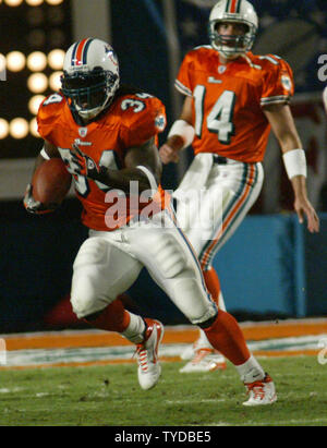 Miami Dolphins runningback Ricky Williams (34) Gewinne yardage während des 2. Quartals Aktion bei Pro Player Stadium in Miami, FL. Die Miami Dolphins schlagen die Washington Redskins 24-23. (UPI Fotos/Susan Knowles) Stockfoto