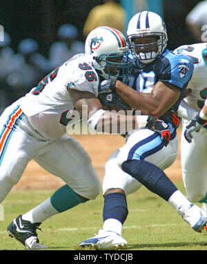 Tennessee Titans Quarterback Steve McNair (9) wird von der Miami Dolphins Defensive Ende David Bowens (96) im ersten Quartal Maßnahmen am 11. September 2004 entlassen bei Pro Player Stadium in Miami, FL. Die Tennessee Titans schlugen die Miami Dolphins 17-7. (UPI Foto/Susan Knowles) Stockfoto