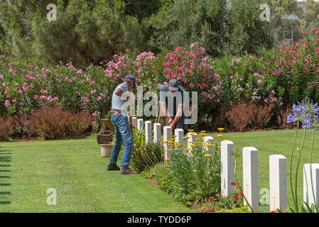 Suda Bucht War Cemetery, Kreta, Griechenland. Juni 2019. Gärtner die Aufrechterhaltung dieses Kriegsgräber Kommission Eigenschaft. Stockfoto