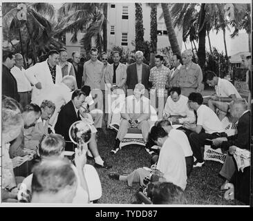 Foto von Präsident Truman eine Pressekonferenz auf dem Rasen des Weißen Hauses, seinen Urlaub Residence in Key West, Florida, von Reportern, Fotografen umgeben, und Mitarbeiter. Stockfoto