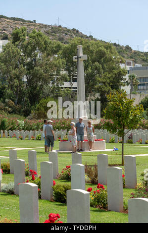 Suda Bucht War Cemetery, Kreta, Griechenland. Juni 2019. Vistitors anzeigen die Grundsteine der in der Schlacht gefallen. Stockfoto